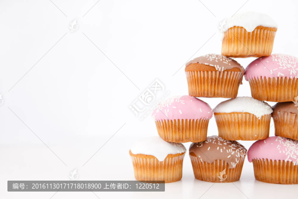 許多松餅與糖粉金字塔