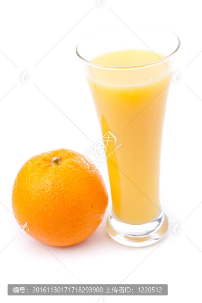 在桔子附近放滿橙汁的玻璃杯