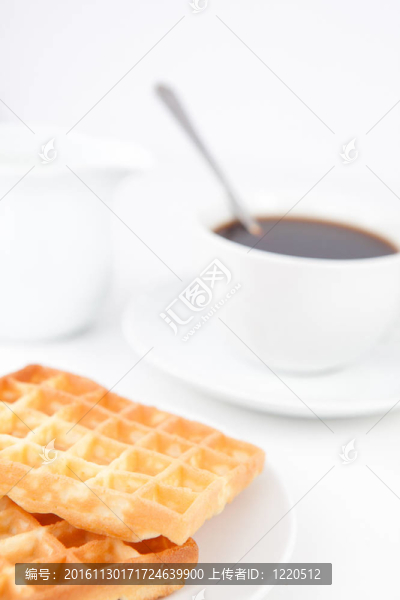 華夫餅和一杯白盤子和MIL一勺咖啡