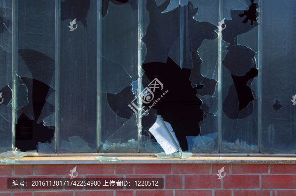 破碎的窗戶