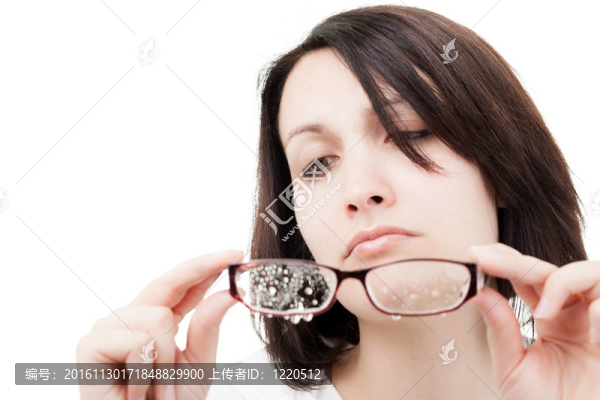 持濕眼鏡的女人