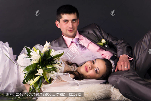 快樂的新娘新郎