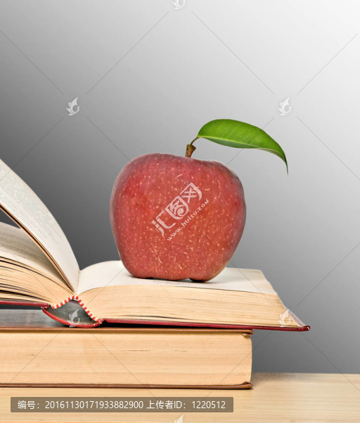 紅蘋果和書桌上的書