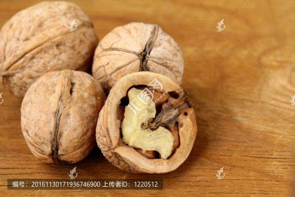 切碎的核桃和核桃