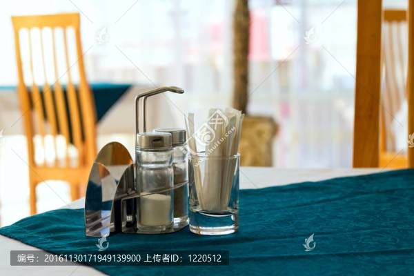 在一個用鹽胡椒和牙簽咖啡桌