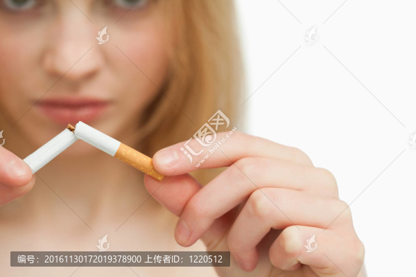 一個(gè)女人打破香煙的手