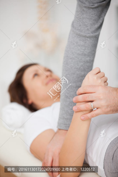 物理治療師對(duì)患者手臂