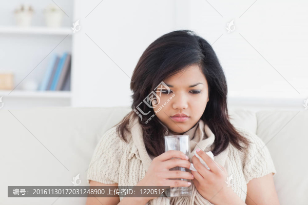 女人拿著一杯水而冷