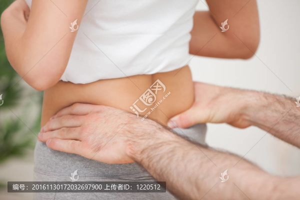 一個(gè)男人觸摸女人臀部的特寫