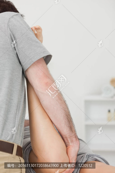 物理治療師操縱病人的腿