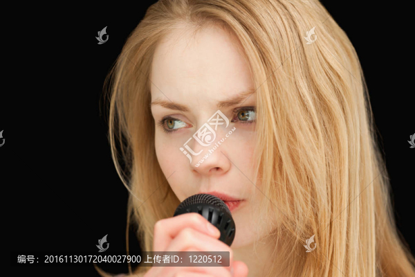 金發(fā)女人的歌唱