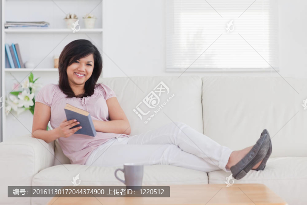 微笑的女人躺在沙發(fā)上