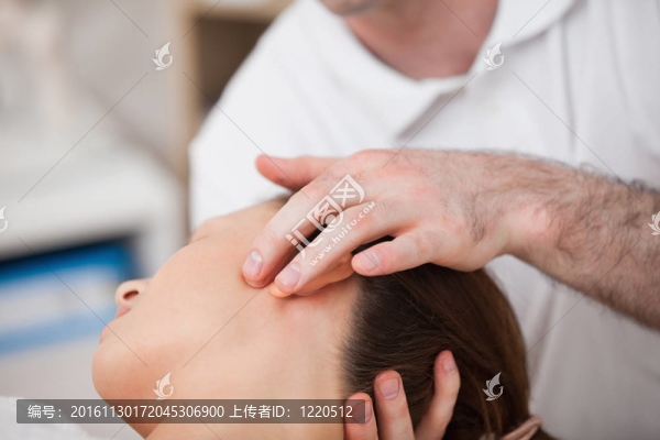 醫(yī)生操縱病人頭部的一側(cè)