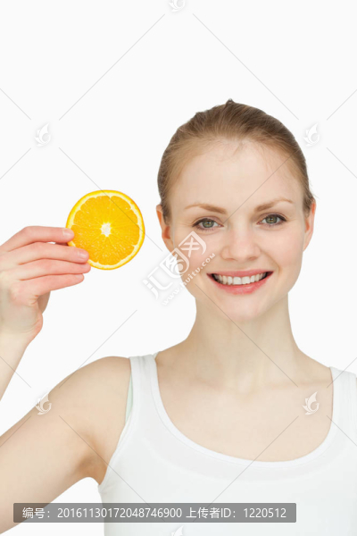 一個(gè)快樂的女人拿著一個(gè)橙色的