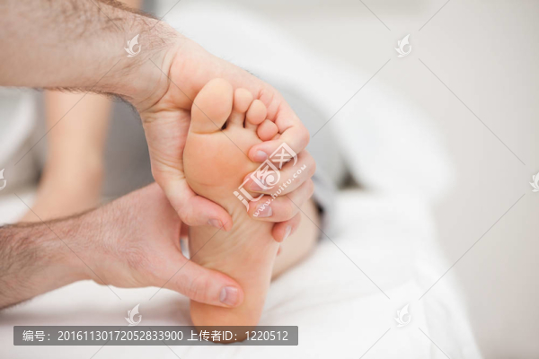 兩只手拿著一個腳