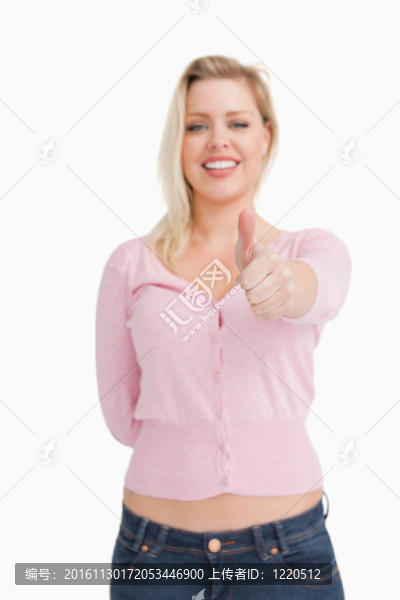 快樂的女人把她豎起大拇指
