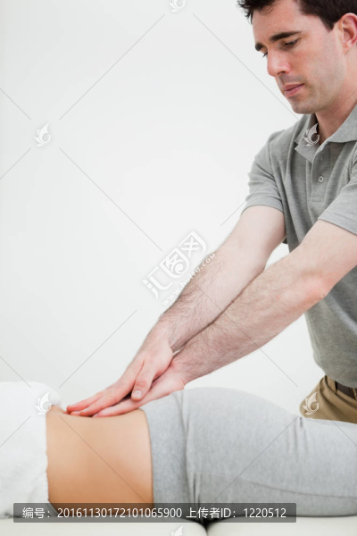靠近一個(gè)按摩師按摩女人的背