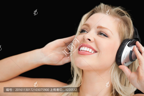 快樂(lè)的金發(fā)女人戴著耳機(jī)