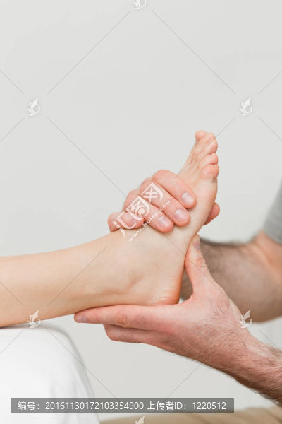 一個物理治療師按摩腳手