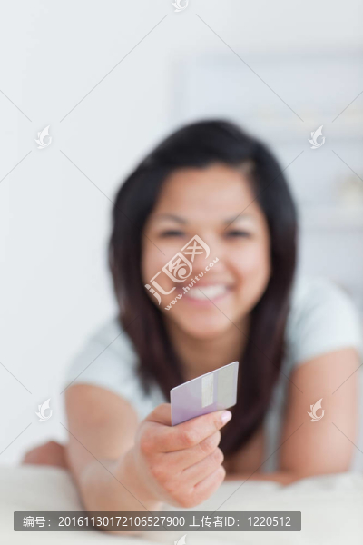 微笑的女人拿著信用卡