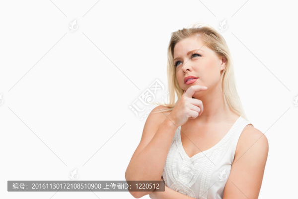 金發(fā)女人把手指放在下巴上