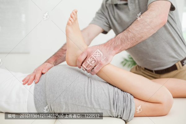 在伸展時躺著一個女人