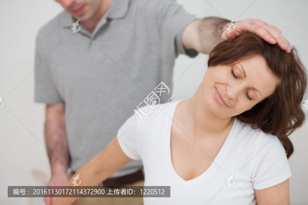 微笑的女人被一位理療師拉伸