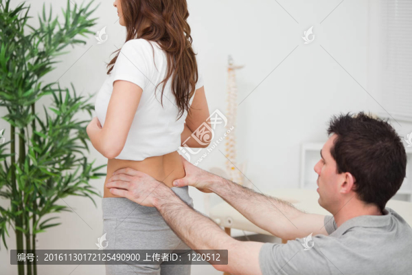 醫(yī)生坐在檢查臀部的女人