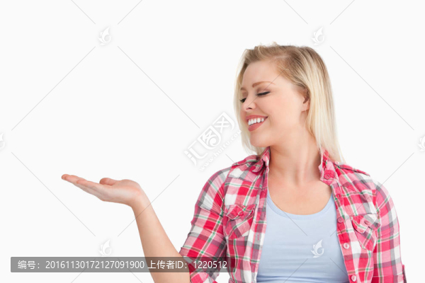 微笑的女人把她的手舉起來