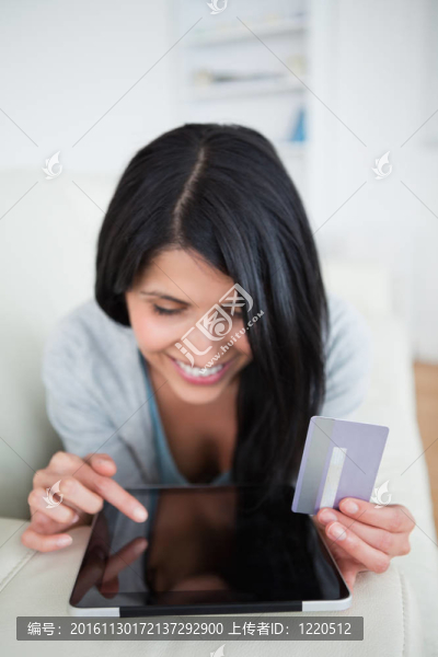 女人微笑著拿著名片觸摸著藥片