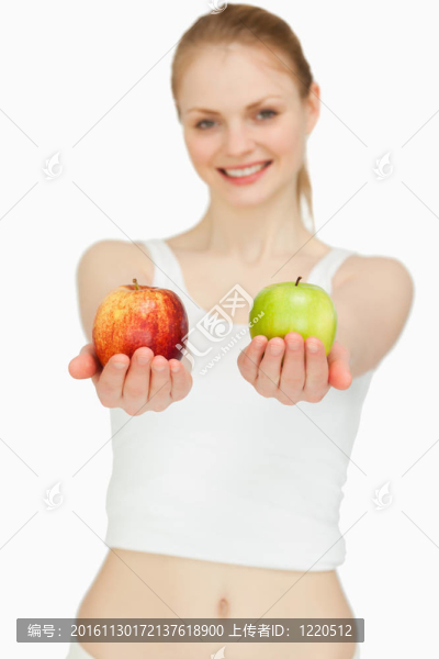 開(kāi)朗的女人展示兩個(gè)蘋(píng)果