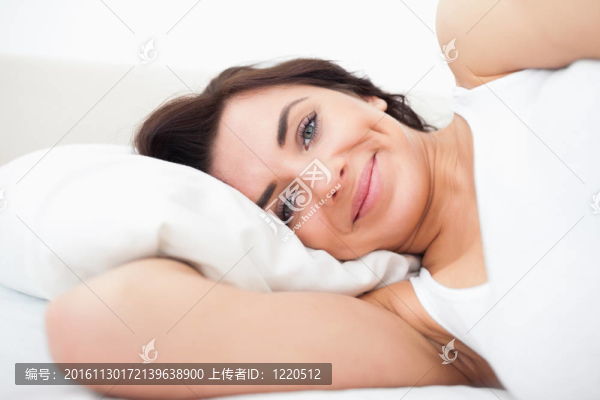 微笑的女人在醒來的時候