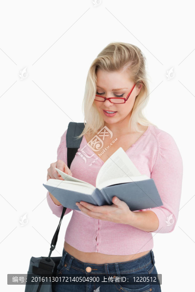 戴眼鏡的嚴(yán)肅女人看小說(shuō)