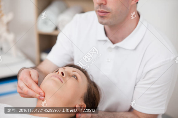 物理治療師按壓病人頸部的兩根手指
