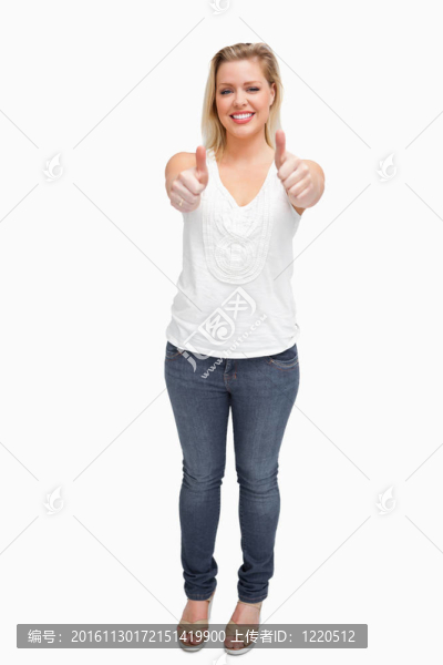 快樂的金發(fā)女人豎起大拇指
