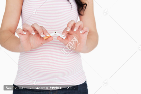 年輕的孕婦打破香煙