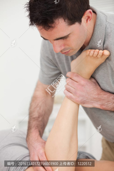 物理治療師操縱一個女人的腿，她是臨沂