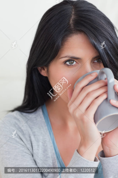 接近一個女人喝一杯