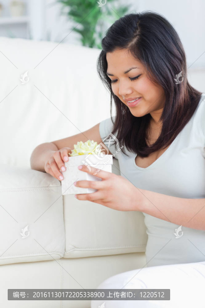 女人舉著禮物，站在她面前