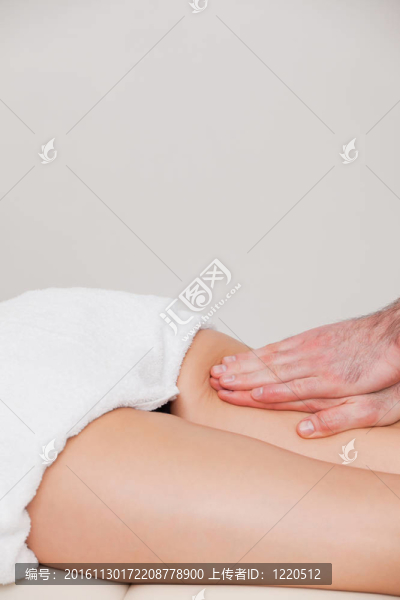 整骨按摩女人在她的大腿上