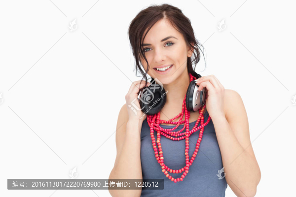 帶耳機(jī)的年輕女人
