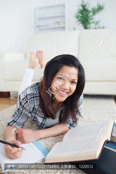 微笑的女人拿著書和筆記本