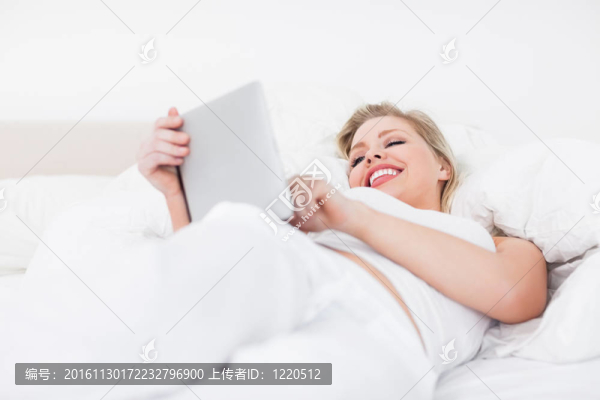 女人笑，同時(shí)使用電子書(shū)閱讀器