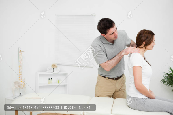 理療按摩一個(gè)黑發(fā)女人