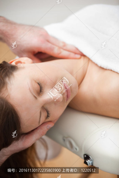 一個病人被按摩師按摩頸部