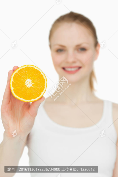 金發(fā)女人拿著一個橘子