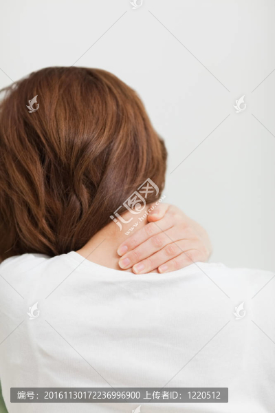 棕色頭發(fā)的女人按摩她的頸部疼痛