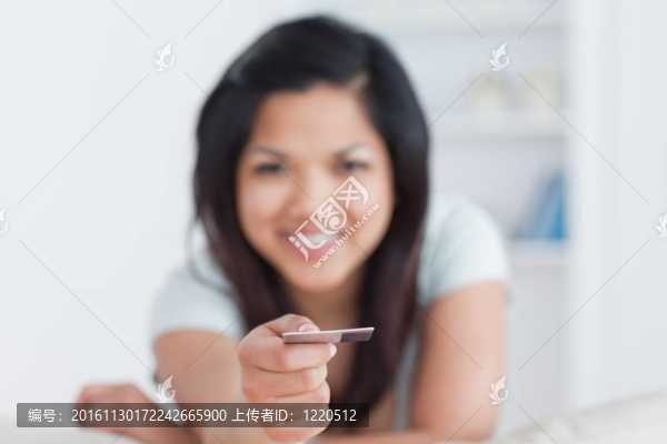 持有信用卡的婦女