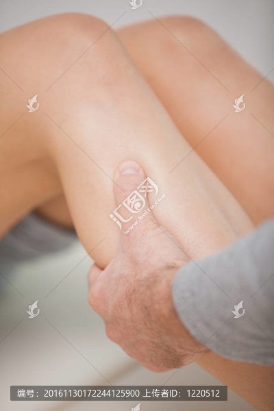 按摩師按摩病人的小腿