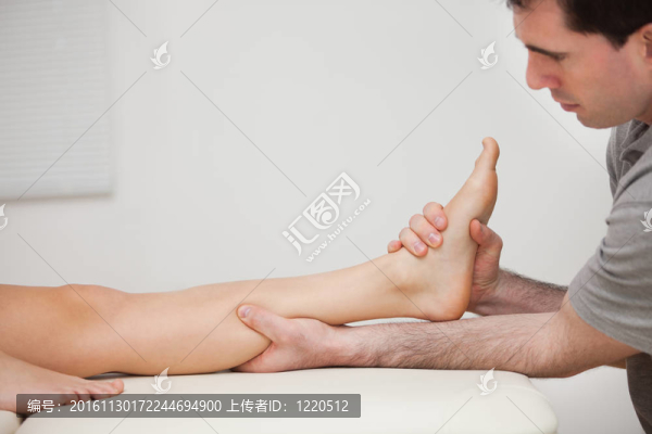 嚴(yán)重的物理治療師保持病人的腳